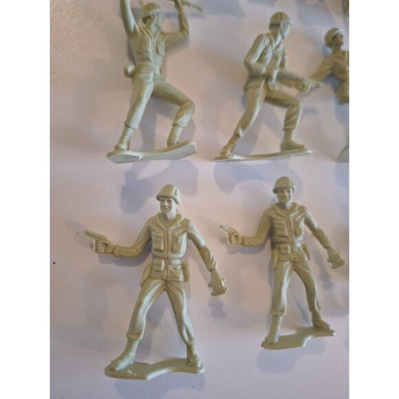 12 Vietnam Korea Plastic Army Style Vintage Toy Soldiers Lot Greenish Yellow - Picture 7 of 11